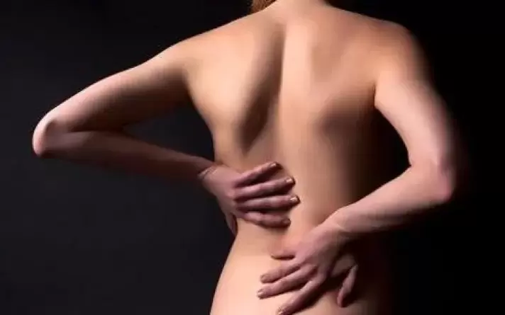 Osteokondroz için sırtınızı geleneksel bir ısınma masajıyla ovalayabilirsiniz.